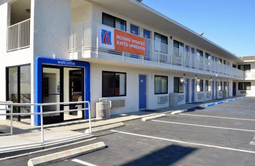 Palm Desert Hotel | Motel 6-Palm Desert, CA - Palm Springs Area