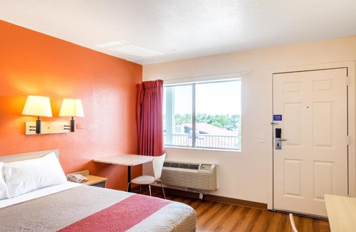 Redding Hotel | Motel 6-Redding, CA - Central