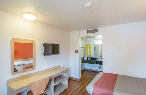 Redding Hotel | Motel 6 Redding, CA - North