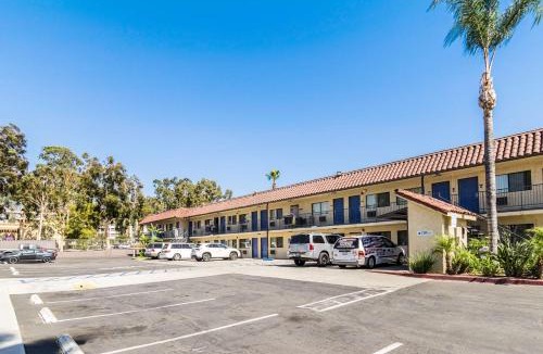 Riverside Hotel | Motel 6 Riverside, CA - UCR East