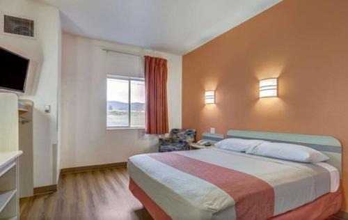 Roseburg Hotel | Motel 6-Roseburg, OR
