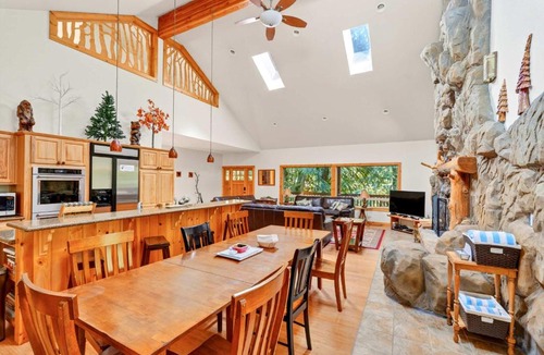 Zigzag House | Mount Hood Cabin Retreat - 4BR Sleeps 12