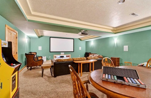 Zigzag House | Mount Hood Cabin Retreat - 4BR Sleeps 12