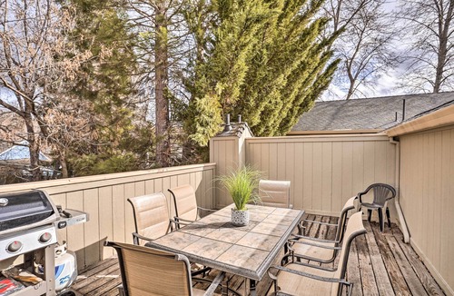 Mount Shasta Cottage | Mount Shasta Escape w/Balcony ~ Walk to Dtwn