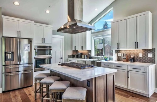 Mountain View Estates Cabin | Mountain Base Camp: Hot Tub, Game Room, Air Conditioning, High-end and Equipped Kitchen, Pets
