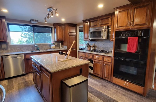Lake Arrowhead Cabin | Mountain cabin retreat fenced yard game room easy parking