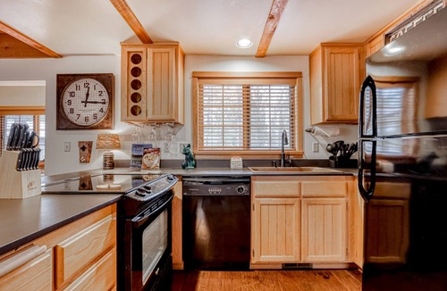 Sunriver House | Mountain-chic getaway with private hot tub, SHARC passes, fireplace, & AC