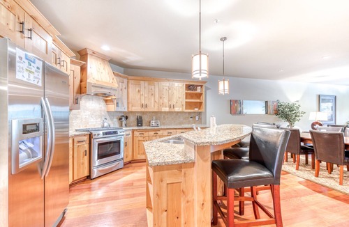 Government Camp Condo | Mountain condo w/gas fireplace, shared pool, hot tub, sauna & easy ski access