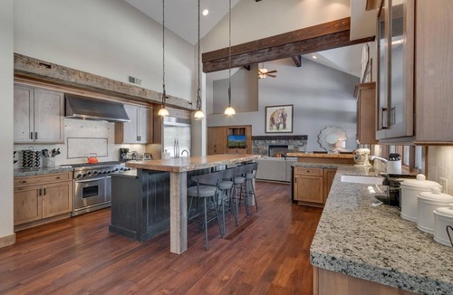 Truckee House | Mountain Majesty at Grays Crossing By Tahoe Getaways - 4BR 4BA w/Private Hot Tub