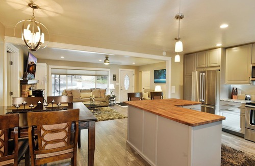 Dunsmuir House | Mountain Oaks Lodge hot tub and mountain adventure