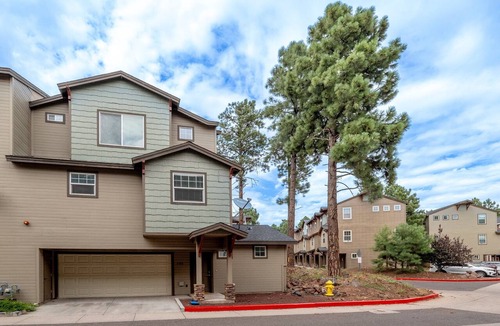 Flagstaff House | Mountain Peaks Getaway | 4BR/4BA | Pet-Friendly | Central AC | Near Downtown & Trails