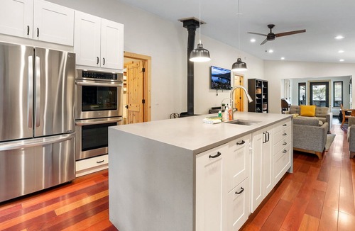 Mountain View Estates Cabin | Mountain Pine Memories - 5-Star, Pets, Hot tub, WFH office