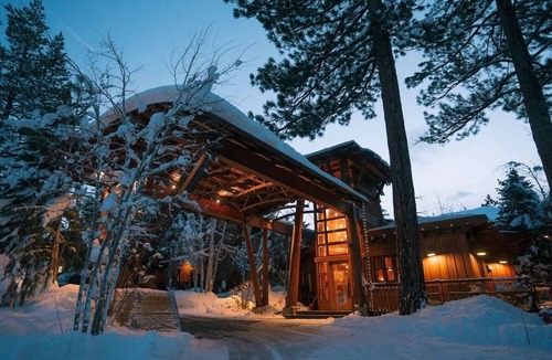 Truckee Hotel | Mountain-side Retreat: Dive into Outdoor Hot Tub Bliss after a Day on the Slopes