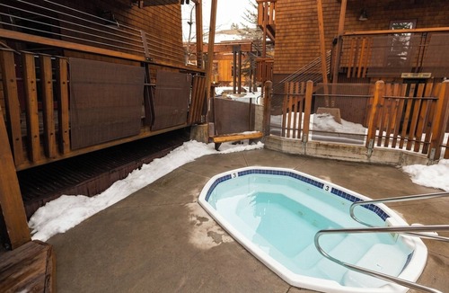 Truckee Hotel | Mountain-side Retreat: Dive into Outdoor Hot Tub Bliss after a Day on the Slopes