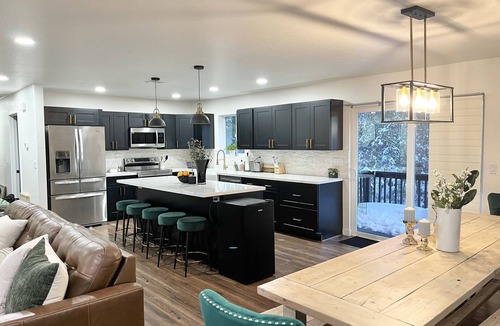 Oak Knoll Village House | Mountain View, 5-BR Estate-Jacuzzi-Game Room, <8 Min DT-Private Forested