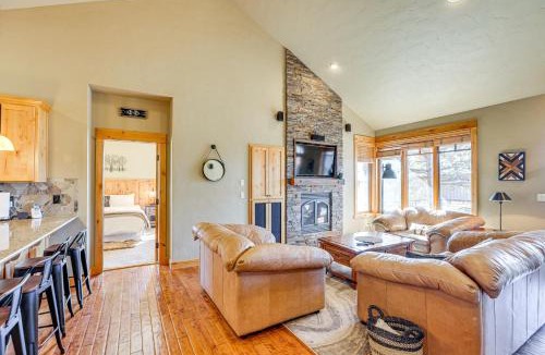 Powell Butte House | Mountain-View Cabin Near Trails in Powell Butte!