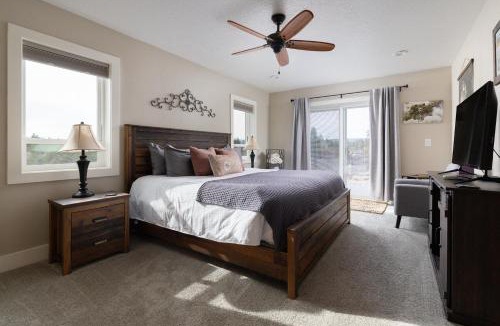 Deschutes River Woods House | Mountain View Retreat - 3Bed - 25 Bath on 17acres