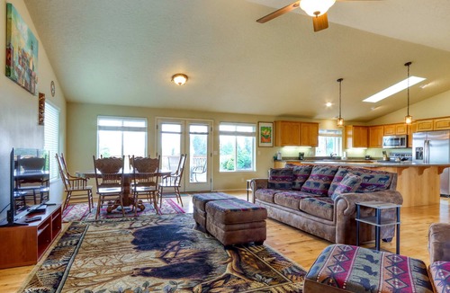La Pine House | Mountain-view retreat with deck, grill & washer&dryer