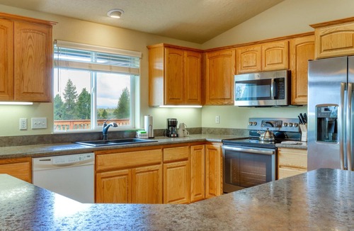 La Pine House | Mountain-view retreat with deck, grill & washer&dryer