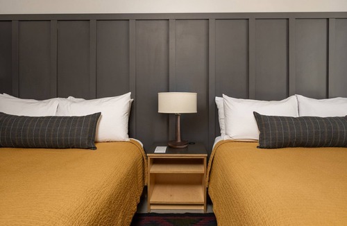 Lakeside Park Hotel | Mountain View Retreat | Lakeside Stay w/Outdoor Pool | 4 Family Ready Rooms