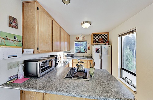 Freestone Cottage | Mountain-view vineyard cottage with private hot tub, dining deck