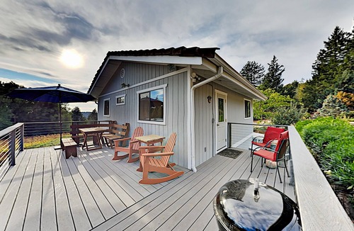 Freestone Cottage | Mountain-view vineyard cottage with private hot tub, dining deck