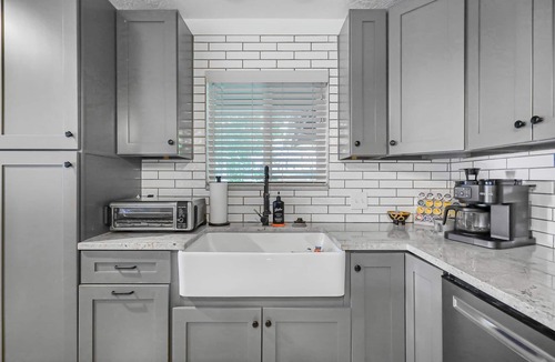 North Ogden House | Mountain View’s, Cal king bed, 3 queen bd Designed for Comfort, all on one level