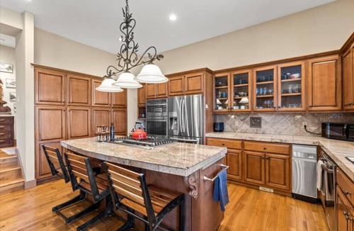 Gold Mountain House | Mountaintop Cabin Hot Tub Views Family Golf
