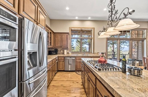 Gold Mountain House | Mountaintop Cabin Hot Tub Views Family Golf