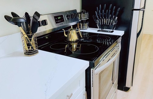 Midtown Sacramento Apartment | Movie Lover’s Themed Home! Queen suite + Snacks Included + HUGE TV!