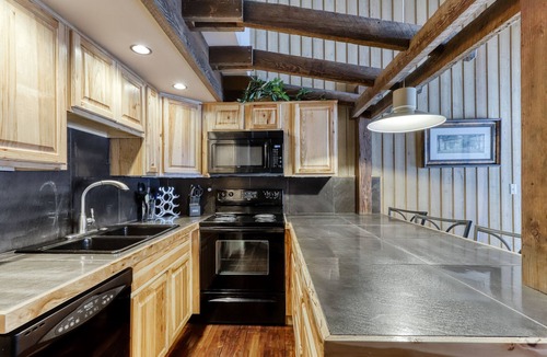 Century West Condo | Mt. Bachelor Village condo with tennis courts and nearby slope access