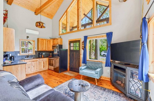 Marmot Cabin | Mt Hood Cabin, Hot Tub, Fire Pit, Dog-Friendly