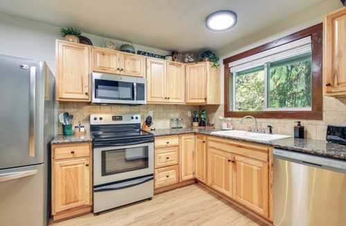 Government Camp Cottage | Mt Hood Launchpad! Cozy Retro Rhododendron Cabin