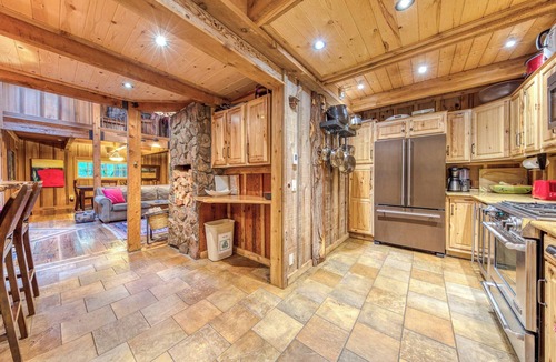 Rhododendron Cabin | Mt Hood lodge in Forest Setting with Firepit & NEW Private Hot Tub