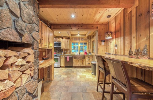 Rhododendron Cabin | Mt Hood lodge in Forest Setting with Firepit & NEW Private Hot Tub