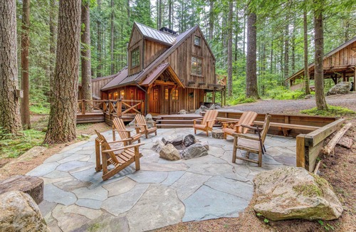 Rhododendron Cabin | Mt Hood lodge in Forest Setting with Firepit & NEW Private Hot Tub