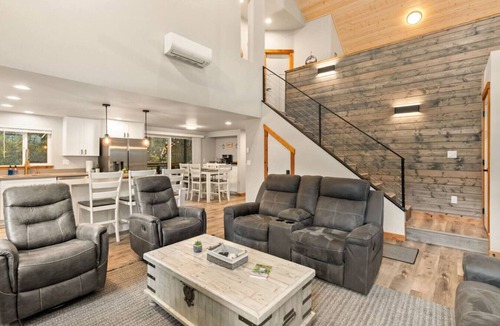 Paradise Estates Cabin | Mt Rainier-Creek-Sauna-Cold Plunge-Hot Tub-Gym-EV