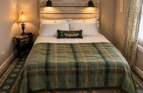 Dunsmuir House | Mt Shasta Basecamp