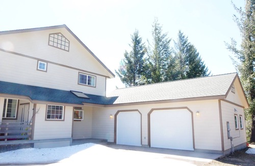 Mount Shasta House | Mt Shasta✨Jacuzzi✨Mt Views✨4 acres✨Brand New Interior Decor✨