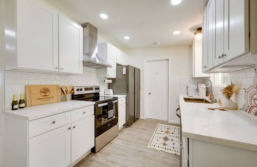 Joshua Tree Cottage | Mtn-view Home w/Hot Tub: 8 Mi to Joshua Tree!
