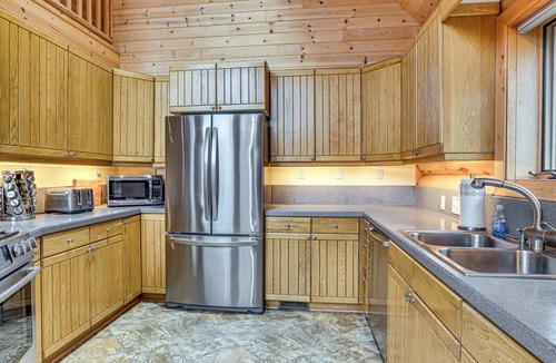 Newberg Cabin | Mtn & Vineyard Views: Oregon Wine Country Escape