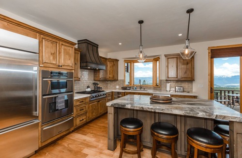 Truckee House | MtnPeak Elevated Living, Hot Tub, 180 Views, 3 Fireplaces, Wine Cellar, Game Room, Arcade, Foosball