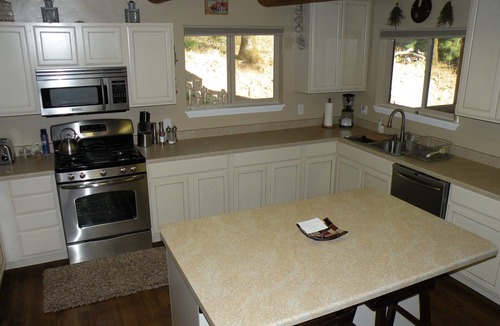 Lakehead-Lakeshore Cabin | Myers' Hillside Hideaway w/Boat Slip