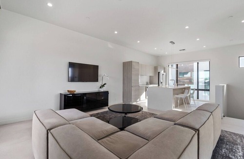 Entertainment District Apartment | MZLUX Walk to Everything, Luxury Townhouse
