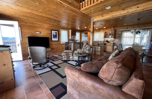 Oak Shores House | Naci Chalet is perfect for those great lake trips, Internet & Private Slip!