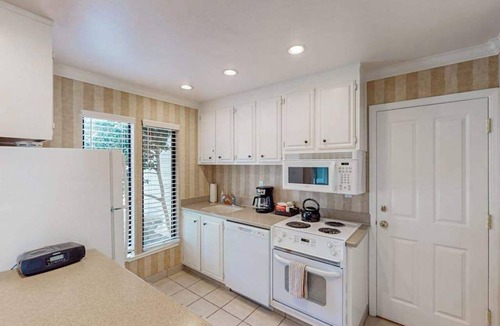 Napa Condo | Napa 1BR Silverado condo with golf view, fireplace & pool access