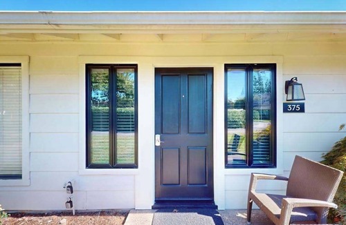 Napa Apartment | Napa Silverado Upscale Studio Steps from Market with Pool Access