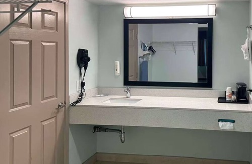 Fairfield Hotel | Napa Valley Stay King Studio w/Breakfast & Pool