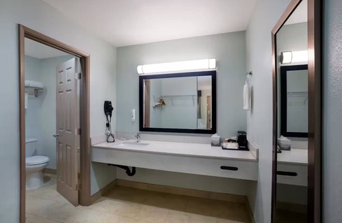 Fairfield Hotel | Napa Valley Stay Queen Studio w/Breakfast & Pool