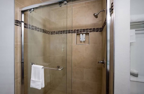 Fairfield Hotel | Napa Valley Stay Queen Studio w/Breakfast & Pool